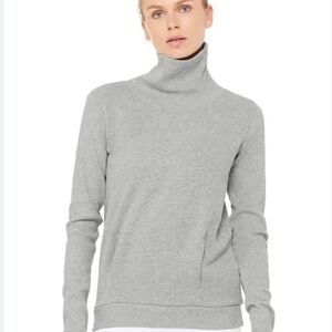 ALO Yoga Clarity Fleece Turtleneck Top in Gray. Size S
